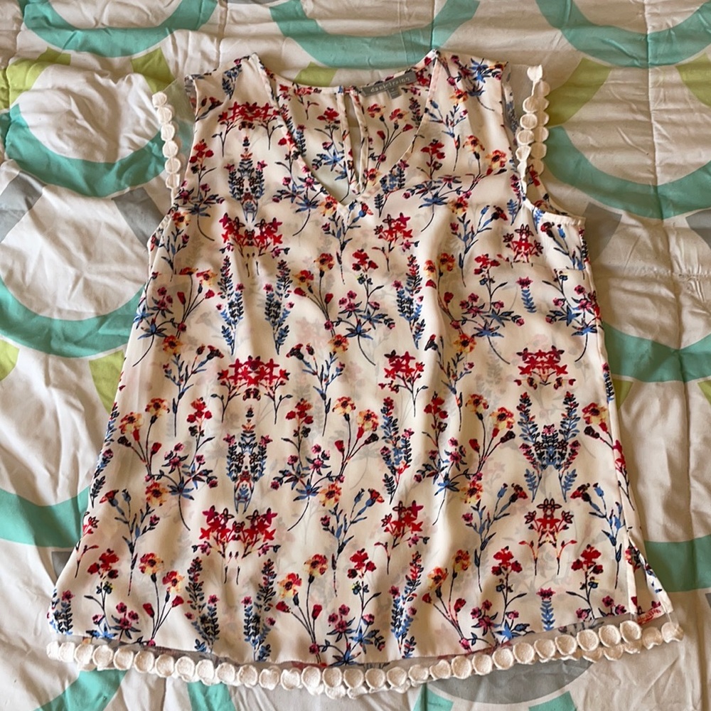 Gorgeous white floral light breezy v neck blouse